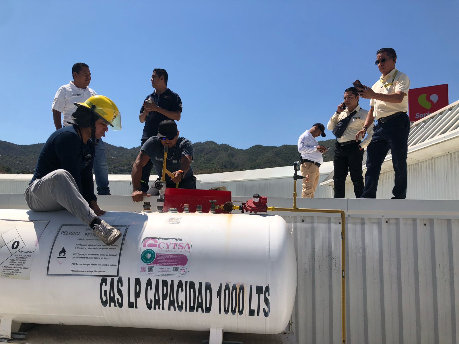 Acapulco: Evacúan a clientes de Plaza Patio por fuga de gas