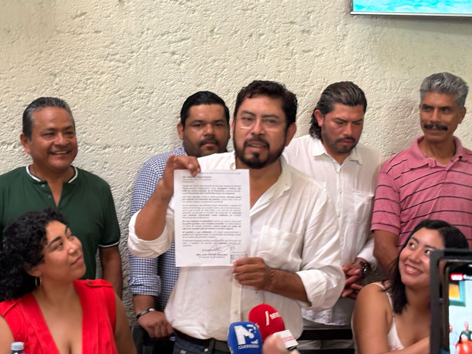 Sofío Ramírez renuncia al PRI, se apunta por gobernar Guerrero; leal a Ángel Aguirre. Revela que participó en la creación de Morena