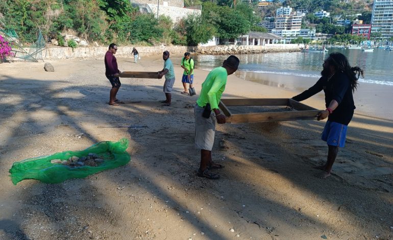Se realizan trabajos de limpieza en franjas de arena y accesos a las playas de Acapulco