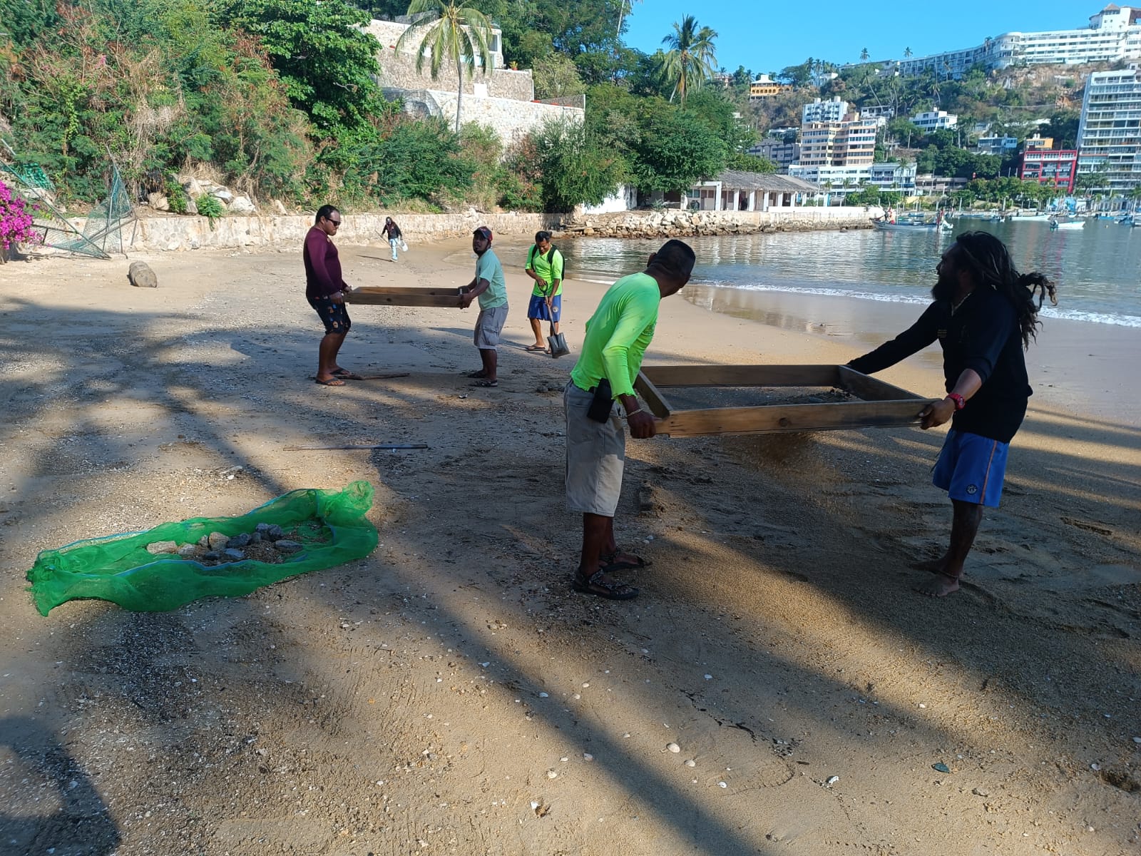 Se realizan trabajos de limpieza en franjas de arena y accesos a las playas de Acapulco