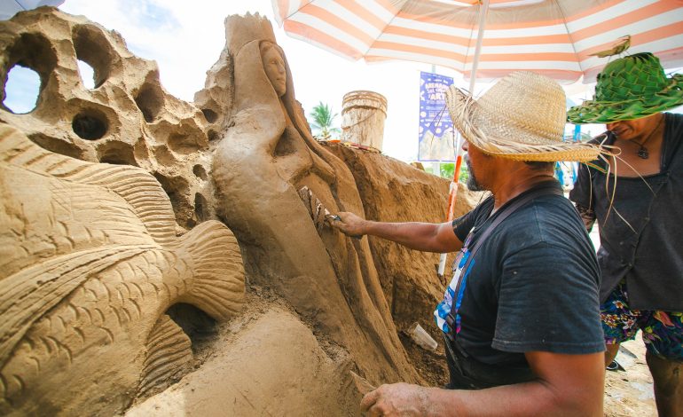 Exhiben en Acapulco esculturas que se realizan previo a la inauguración de Arenando 2025
