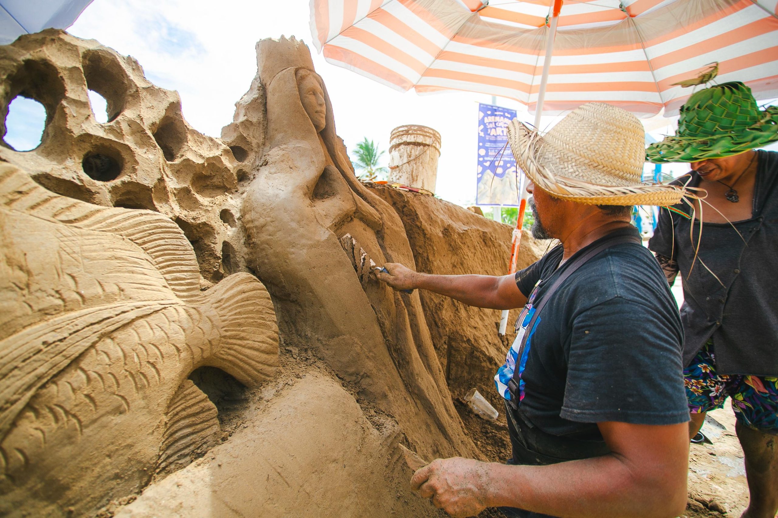 Exhiben en Acapulco esculturas que se realizan previo a la inauguración de Arenando 2025