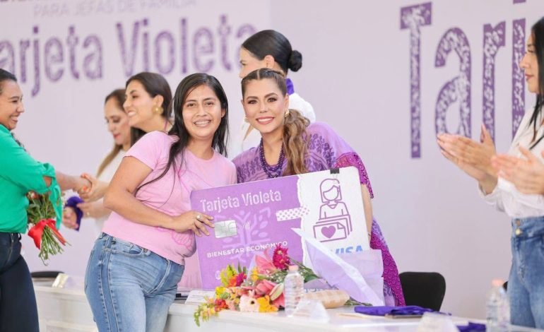 Entrega Evelyn Salgado la Tarjeta Violeta número 20 mil en Zihuatanejo