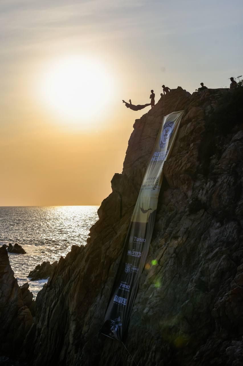 Asiste Evelyn Salgado a la entrega del Récord Guinness a clavadistas de la Quebrada por el salto de cabeza más alto del mundo