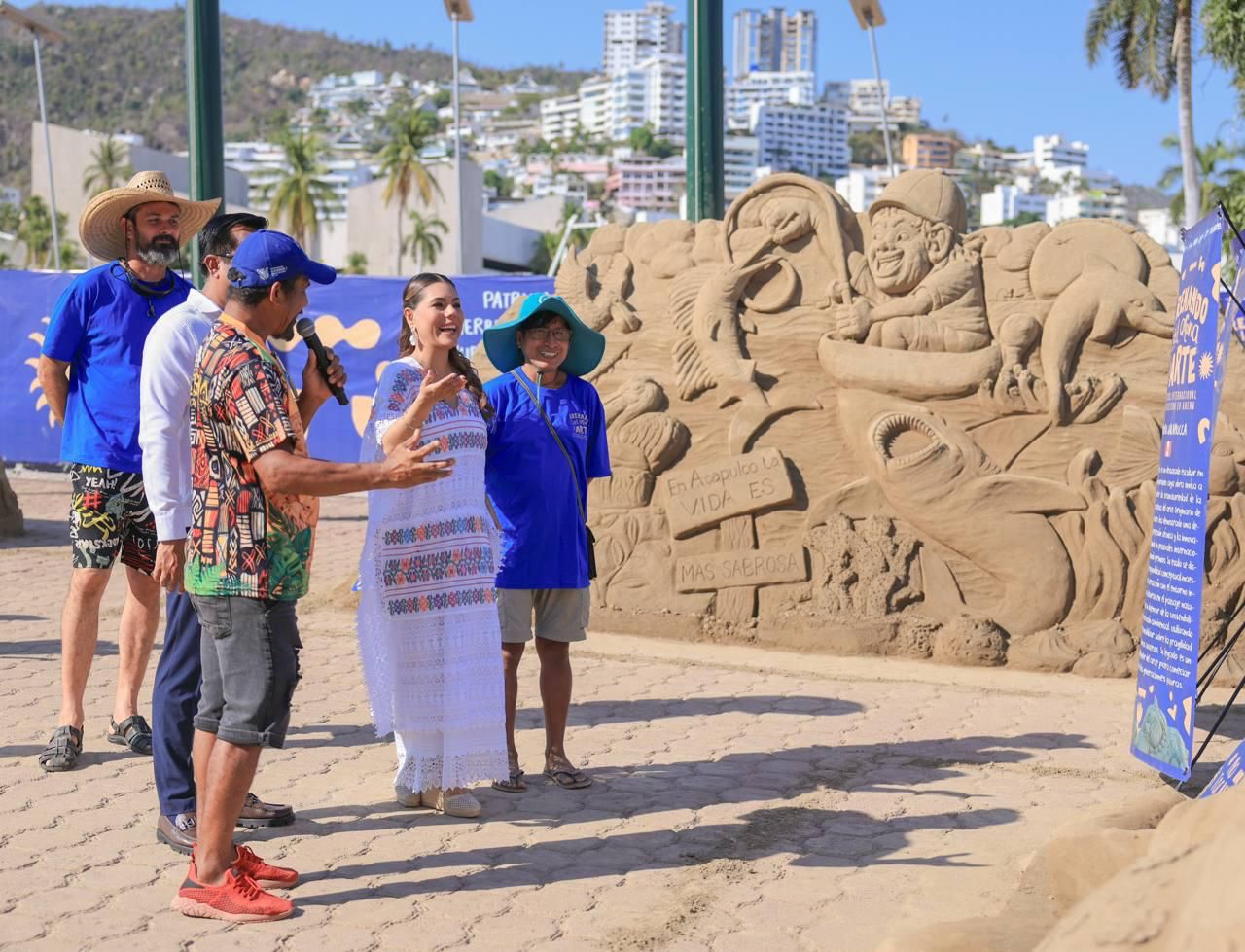 Recorre Evelyn Salgado la exposición Arenando Sol, Arena y Arte 2025