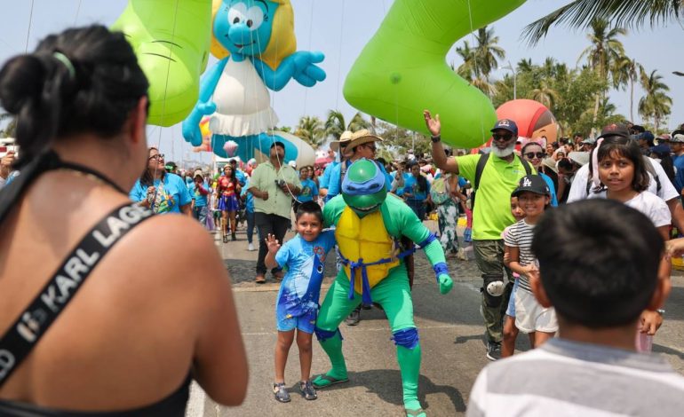 Acapulco vivió un gran ambiente de fiesta y color con el Desfile de Globos Gigantes