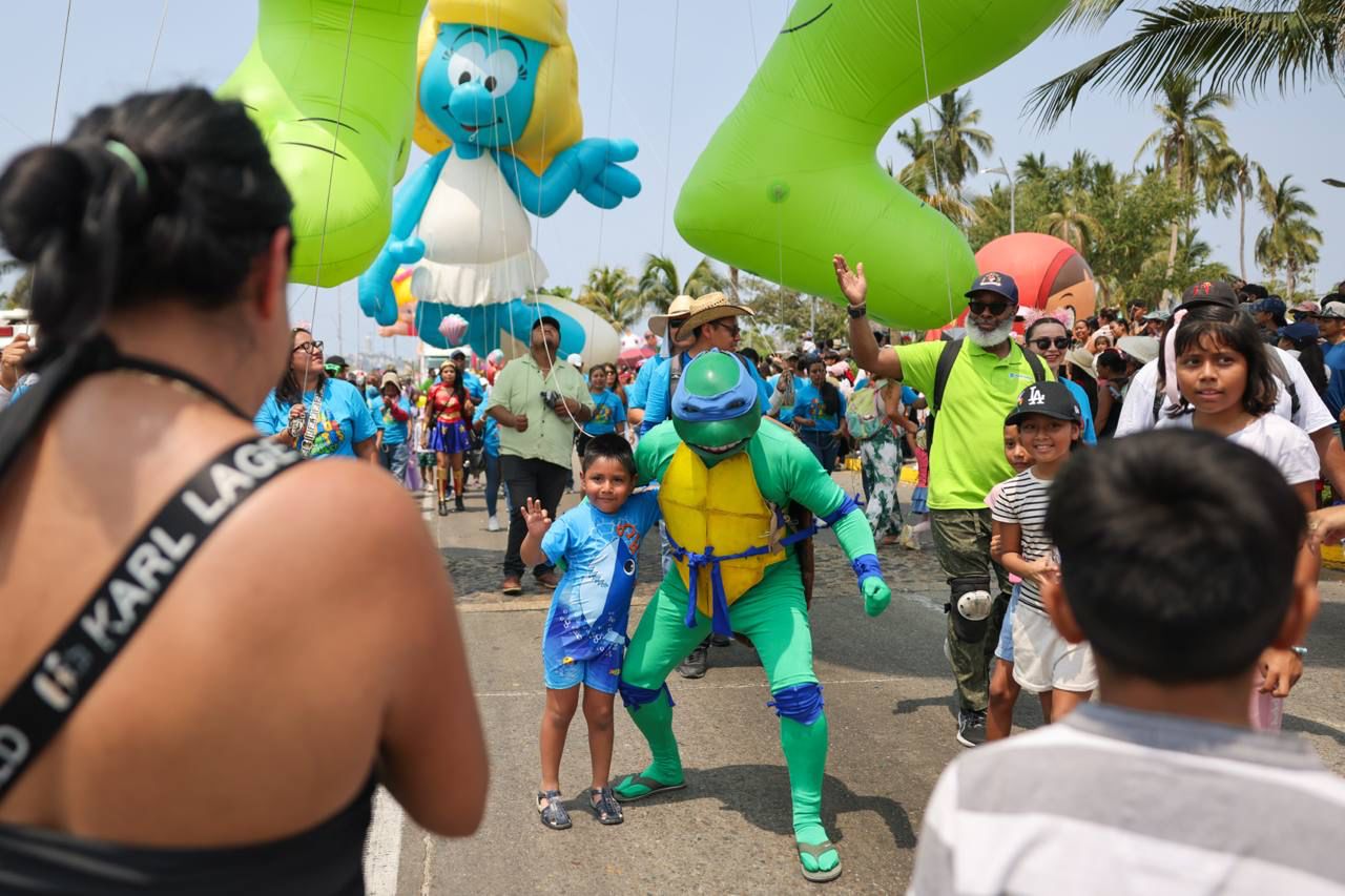 Acapulco vivió un gran ambiente de fiesta y color con el Desfile de Globos Gigantes