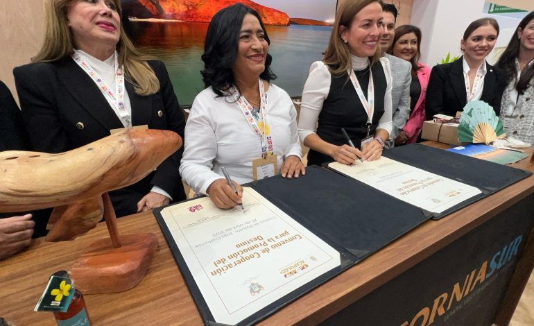 Firma Abelina López Rodríguez convenio de promoción turística con La Paz, Baja California