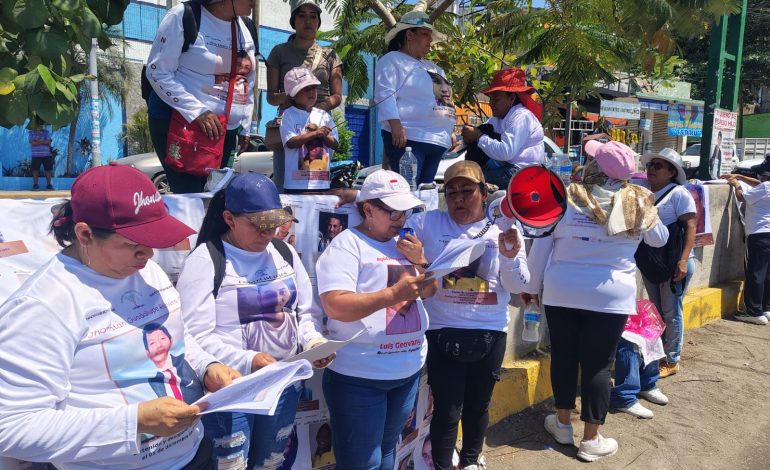 Colectiva Memoria, Verdad y Justicia lleva a la colonia Garita de Acapulco pega de fotografías