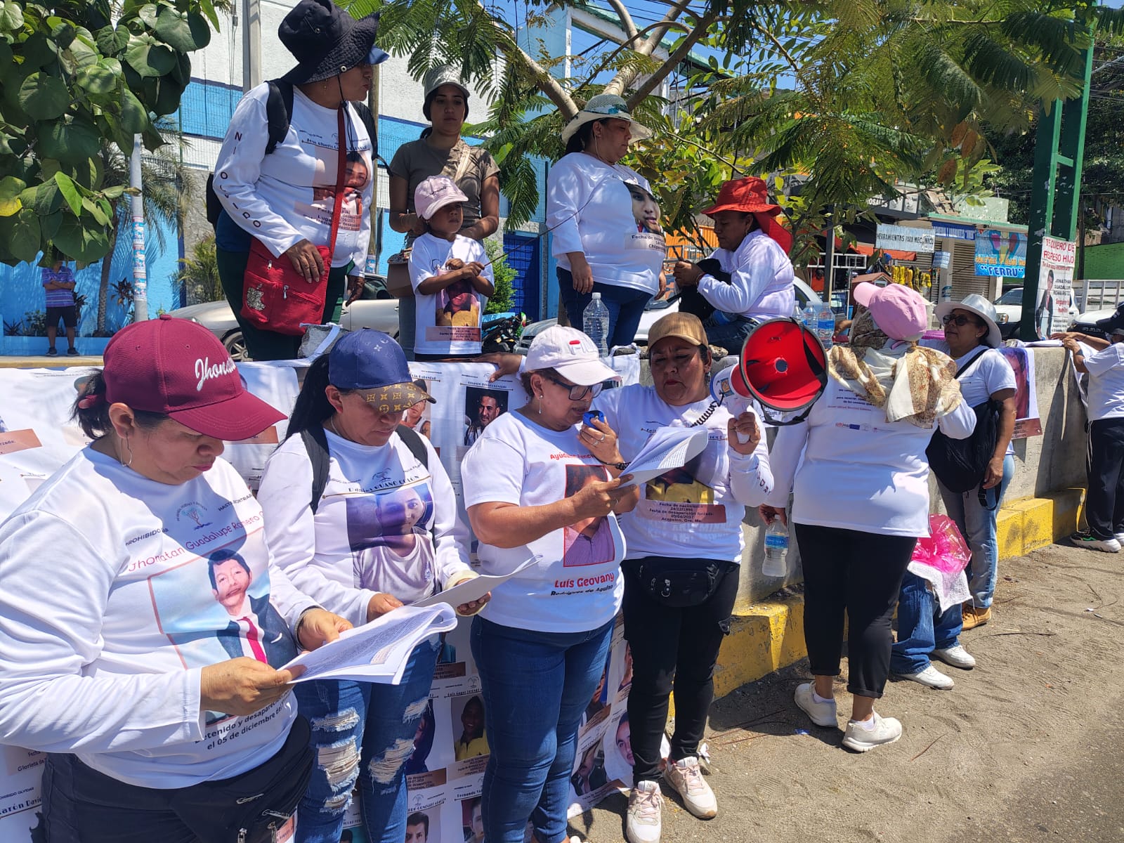 Colectiva Memoria, Verdad y Justicia lleva a la colonia Garita de Acapulco pega de fotografías