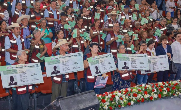 Evelyn Salgado entrega visas a 106 adultos mayores para reencontrarse con su familia en EE. UU