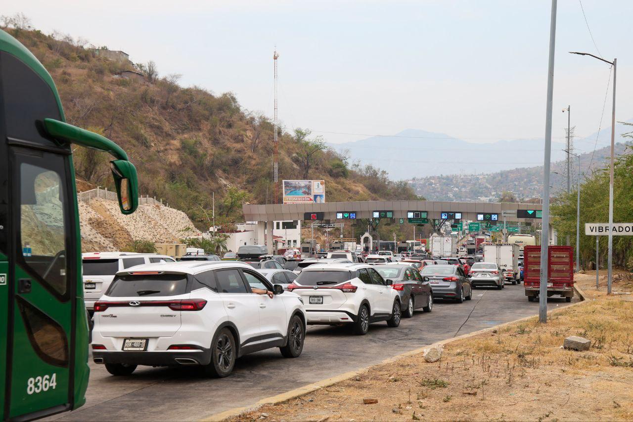 Miles de visitantes llegan a Guerrero durante este fin de semana largo
