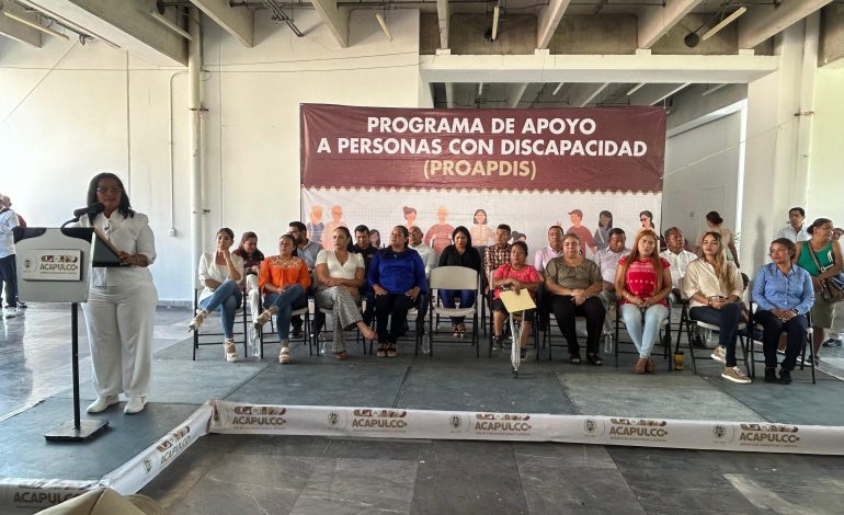Entrega Gobierno Abelina López Rodríguez apoyos económicos a personas con discapacidad