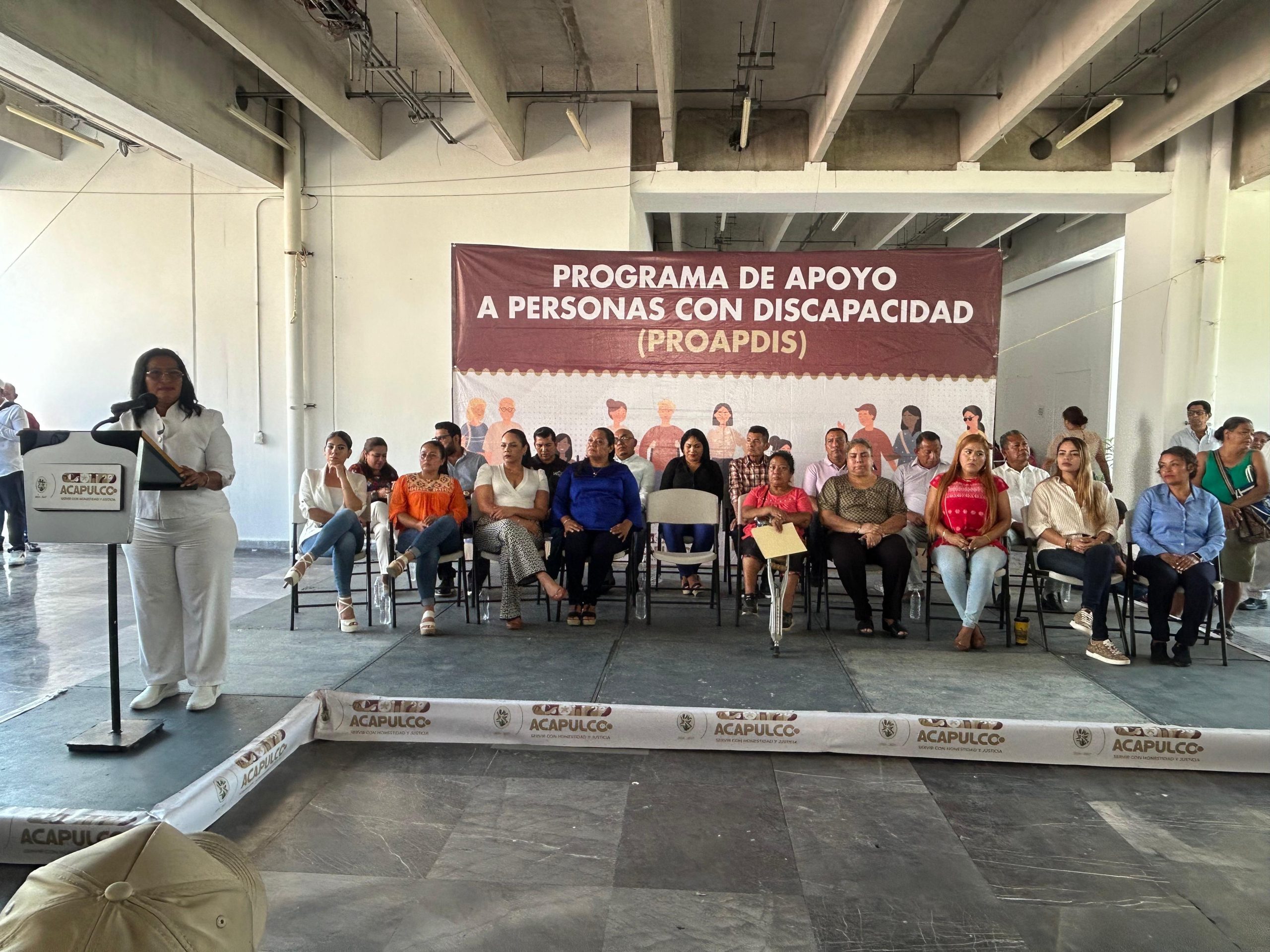 Entrega Gobierno Abelina López Rodríguez apoyos económicos a personas con discapacidad