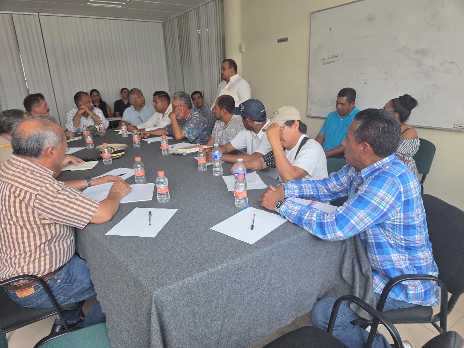 Marina y autoridades ambientales se reúnen con restauranteros del Muelle de Puerto Vicente Guerrero