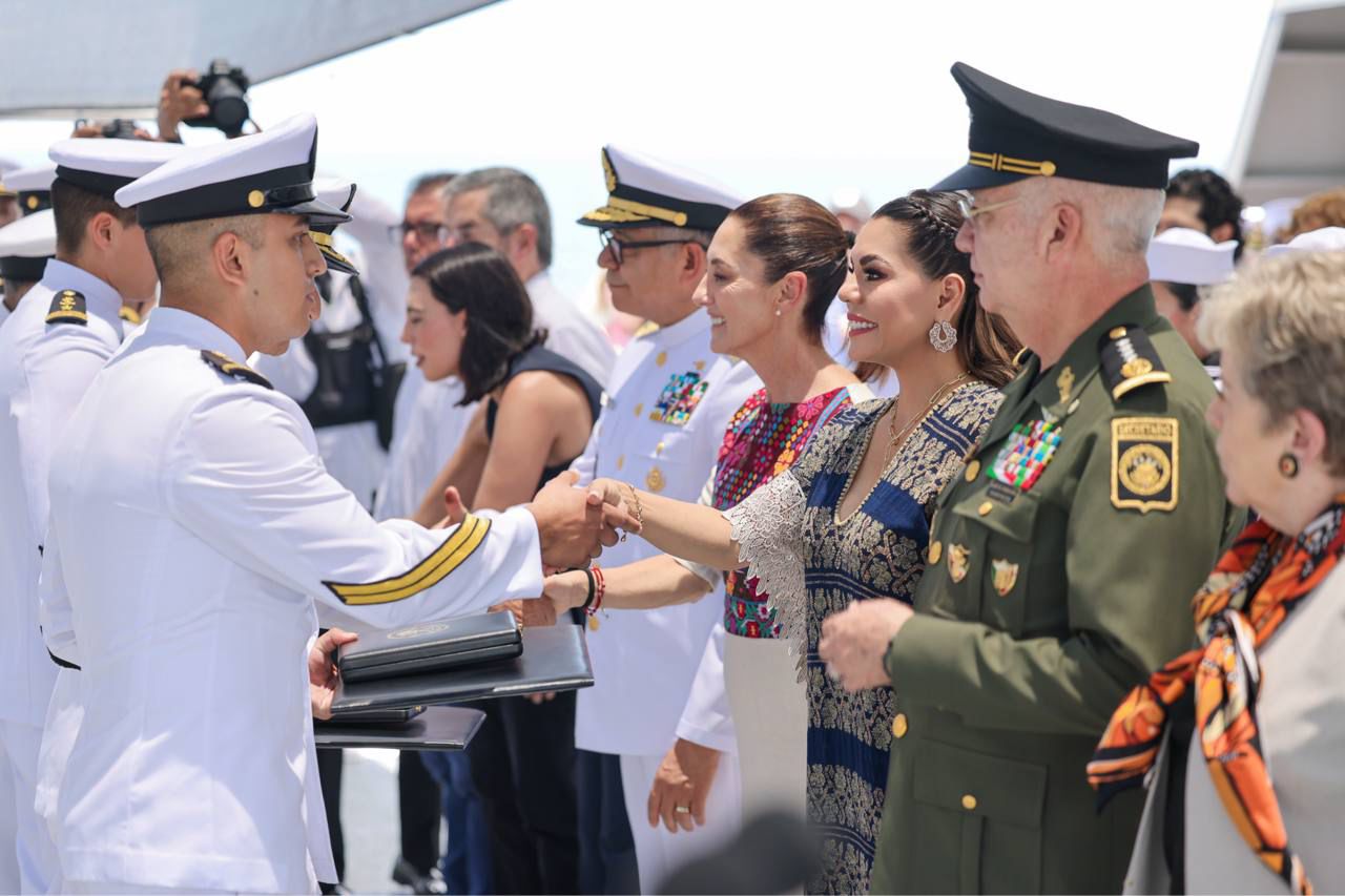 La gobernadora Evelyn Salgado y la presidenta Claudia Sheinbaum conmemoran el Día de la Marina Nacional en Acapulco