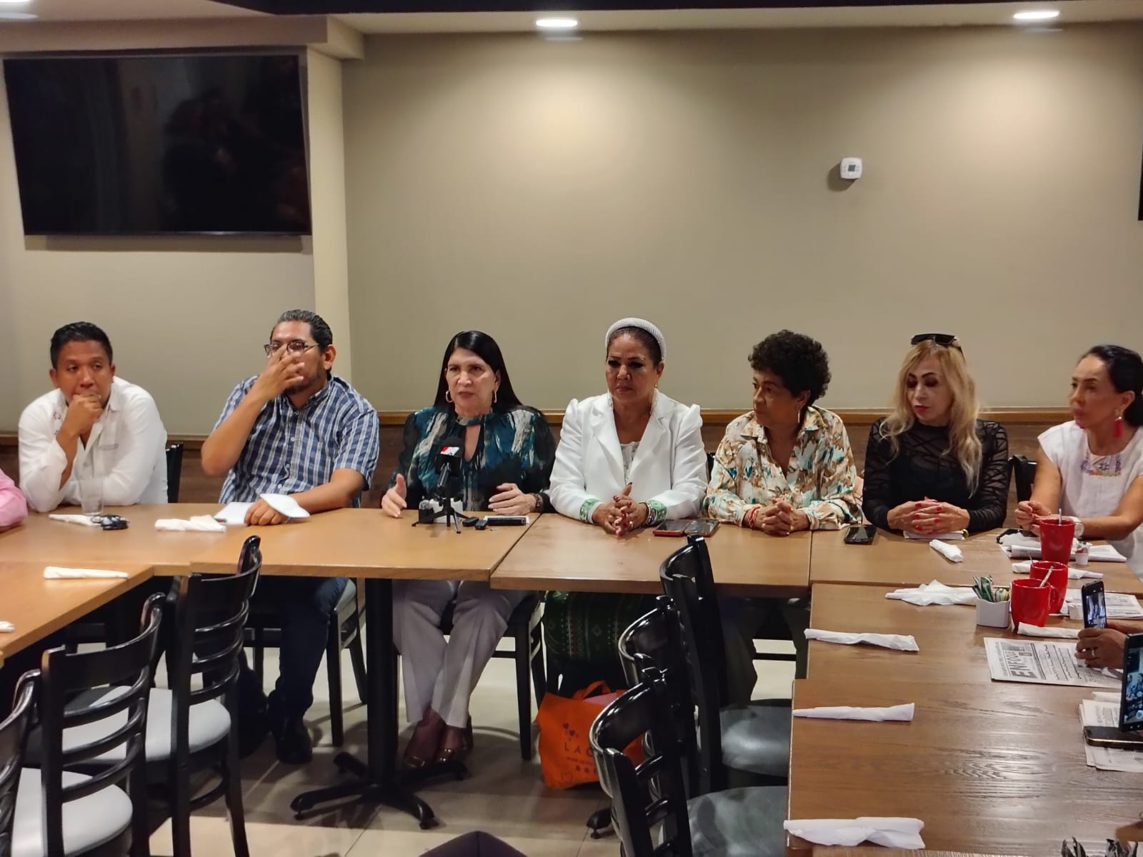 guadalupe eguiluz - credencial de la salud